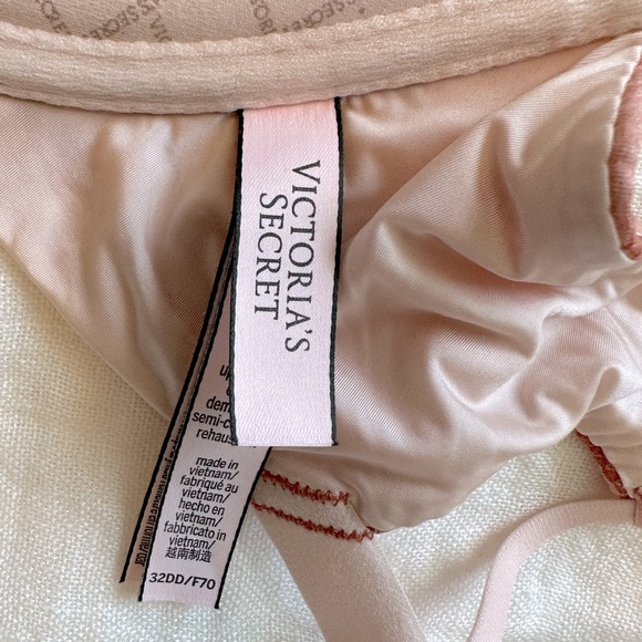 NWOT, Victoria’s Secret Bra, front close with criss cross back - Picture 4 of 5